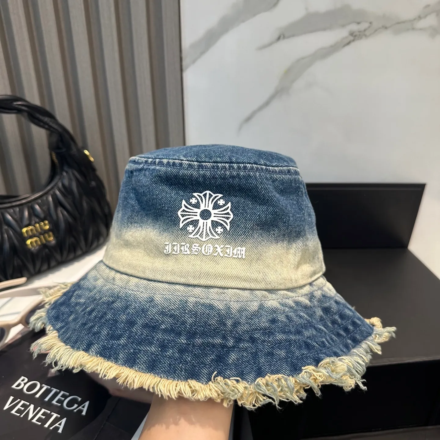 P70 Croixin's new soft denim fisherman hat with loose beard. Summer is here. In the hot weather, a good-looking hat has become an indispensable fashion item. This denim bucket hat not only has a fashionable appearance, but also provides effective sun protection, making you the most fashionable girl in the streets!